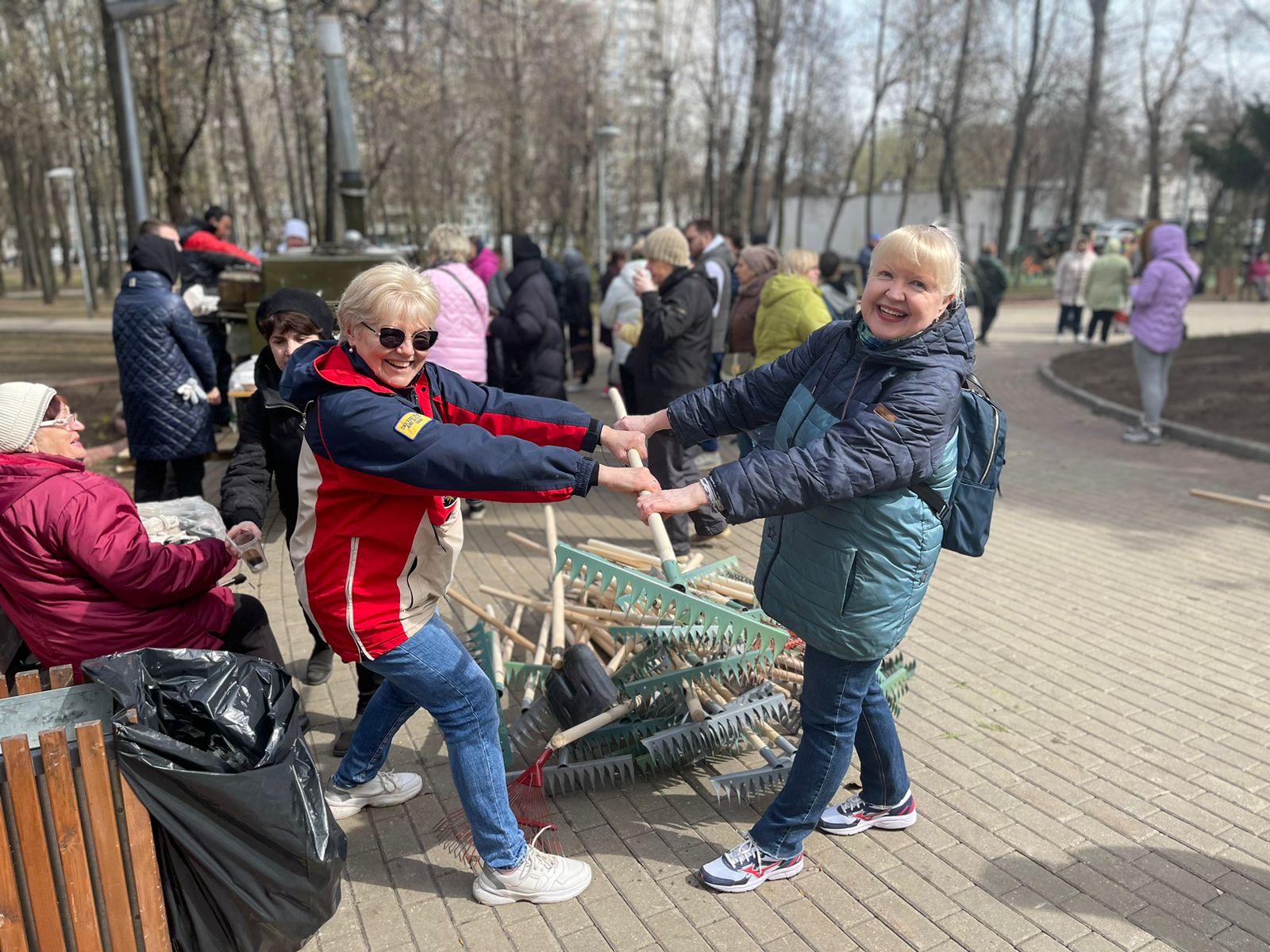 Последние новости зюзино. Субботник. Субботник Зюзино. Субботник зимой. Москва после благоустройства.