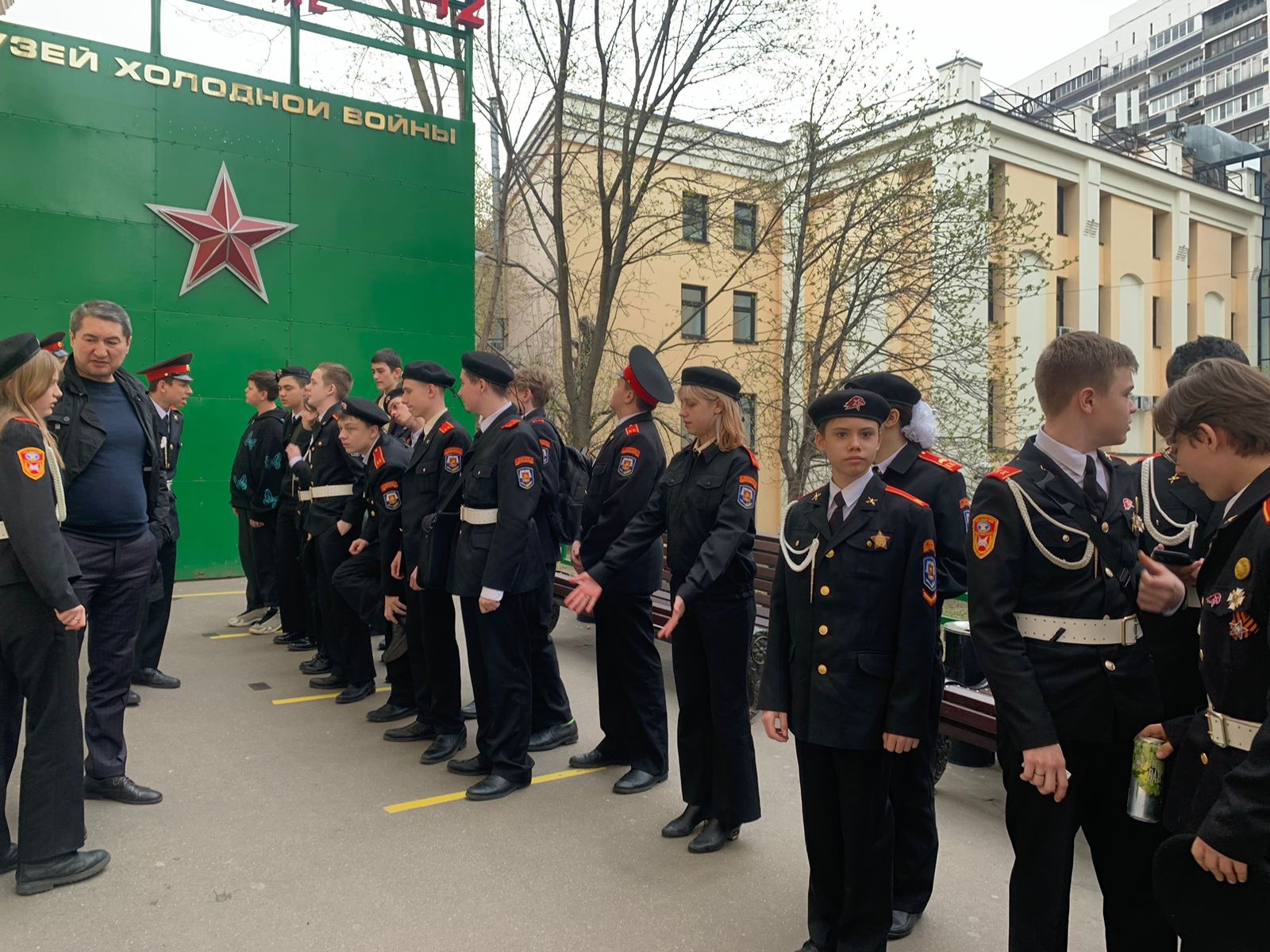 Сд обручевский. Школьники на экскурсии.